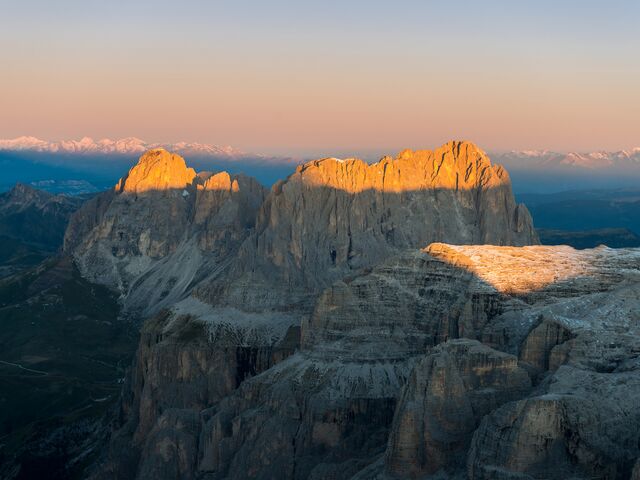 Morgenstimmung mit Blick auf die Sellatürme sowie im Hintergrund die Rosengartengruppe, Dolomiten Südtirol, Italien