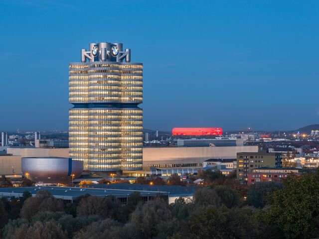Blick vom Olympiaberg auf BMW Turm/Vierzylinder und Allianz Arena