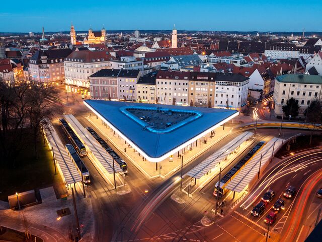 Luftaufnahme Dämmerung Straßenbahnaltestelle "Kö" Augsburg