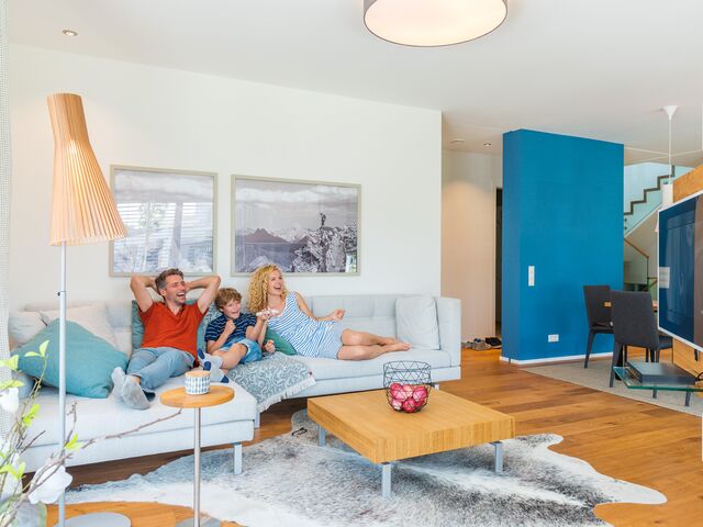 Familie im Wohnzimmer_01