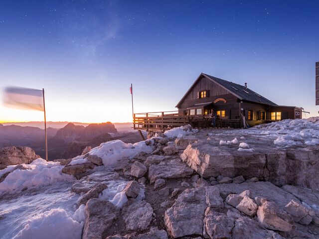 Dämmerung auf dem Gipfel des Refugio Piz Boè der Sellagruppe in den Dolomiten_02