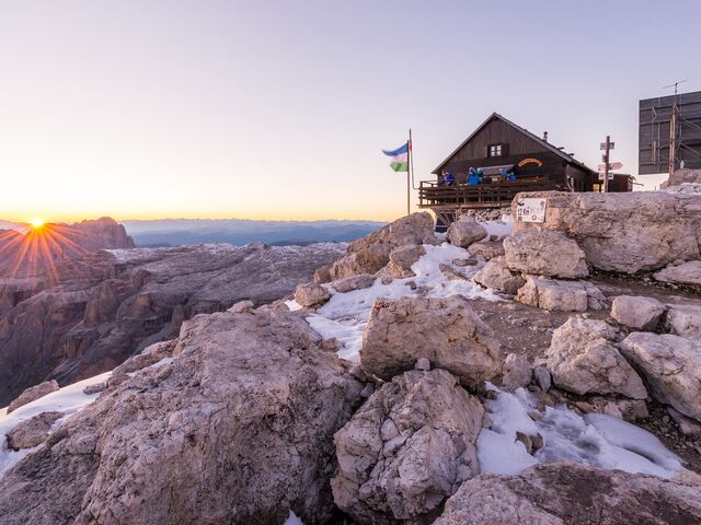 Dämmerung auf dem Gipfel des Refugio Piz Boè der Sellagruppe in den Dolomiten_01
