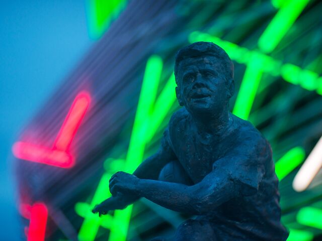 Detail Helmut Haller Bronzestatue