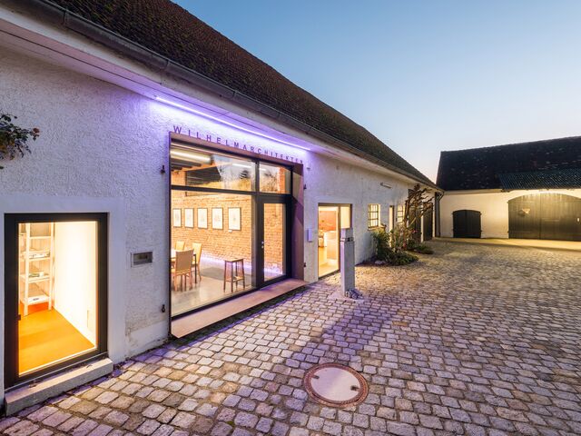 Dämmerungsaufnahme Stallungen + Büroeingang_02