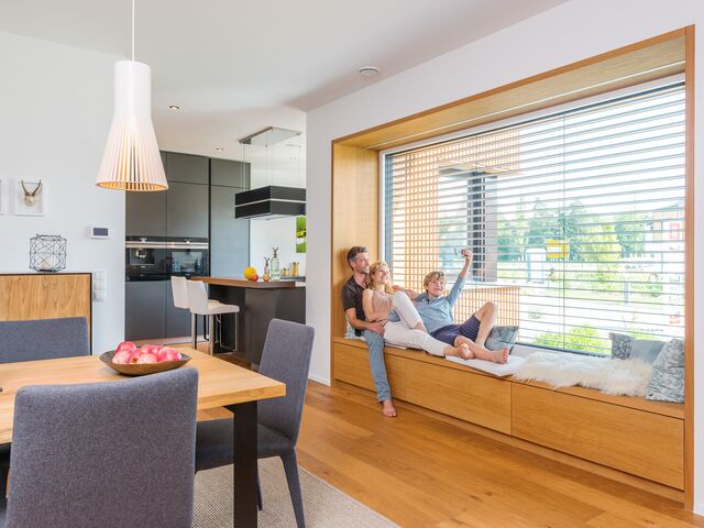 Familie im Wohnzimmer_03