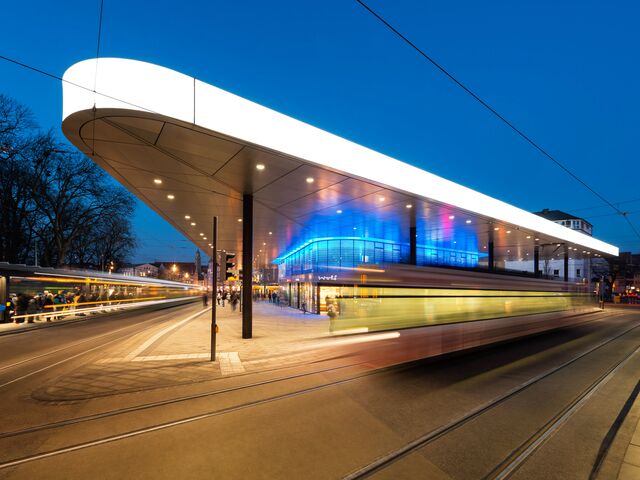 Dämmerung Straßenbahnaltestelle "Kö" Augsburg