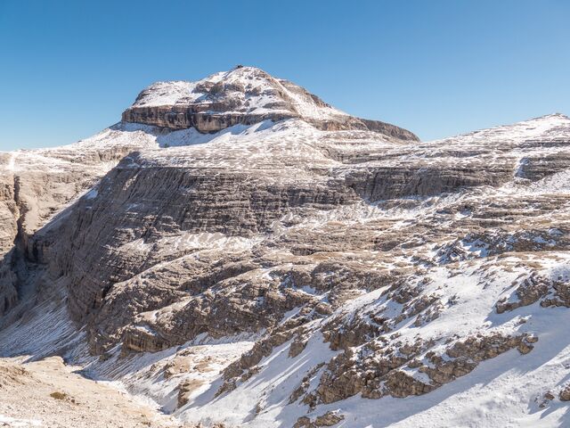 Blick auf das Refugio Piz Boè der Sellagruppe in den Dolomiten_01
