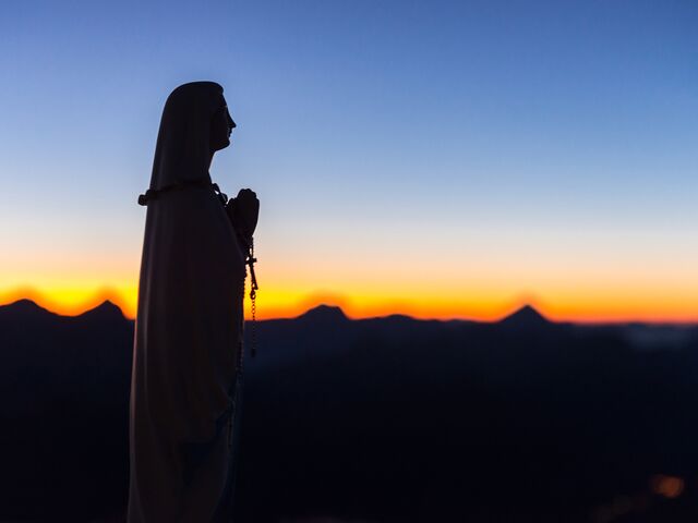 Marienstatue auf dem Bergipfel in der Morgendämmerung Piz Boè Südtirol, Italien